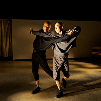 写真:ダンスをする男性二人