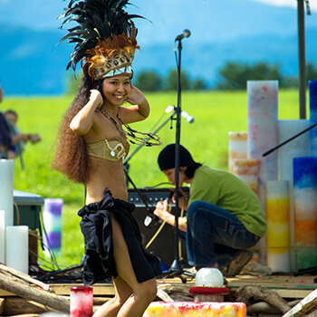 写真:ハワイアンダンスの女性