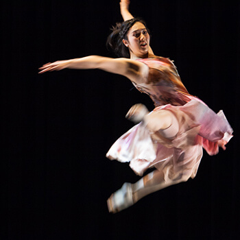 写真:コンテンポラリーダンスを踊る女性